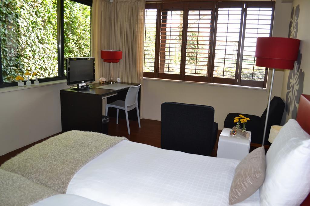 Bed & Breakfast Flowerzzz... Rotterdam Bagian luar foto