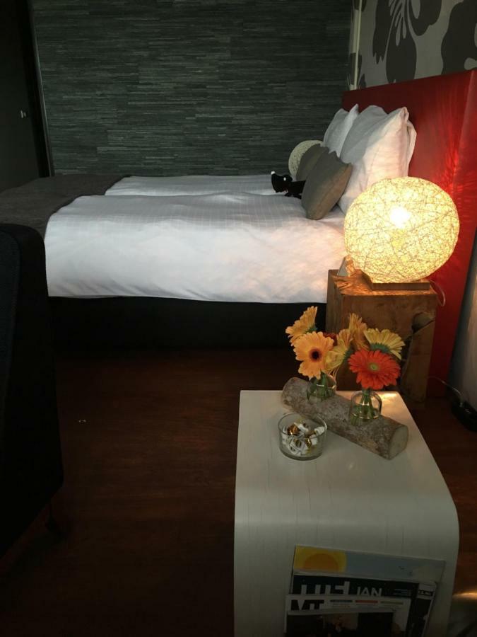 Bed & Breakfast Flowerzzz... Rotterdam Bagian luar foto