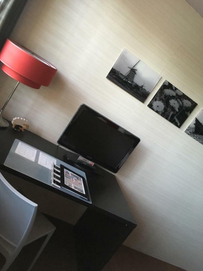 Bed & Breakfast Flowerzzz... Rotterdam Bagian luar foto